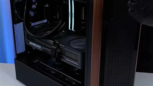 L217电竞显示器支持4K分辨率与180Hz高刷新率，画面流畅不拖影，游戏对战更敏锐，日常办公也清晰护眼，实用视觉新体验。