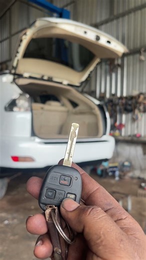 the auto tailgate on Rx330 is running. it problem with absober . #automobile #mechanic