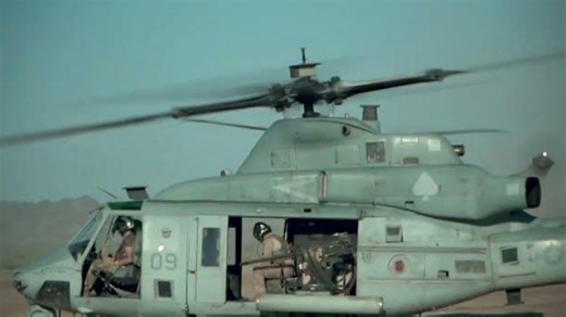 U.S.海军陆战队和皇家海军FARP直升机在演习着陆区的公牛攻击