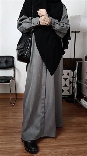 butterrush on Instagram: "Cassa stripe abaya dari @ashabuljannah.co Warna charcoal nya grey yang lembut ditambah detail list hitam di tangan look-nya clean & mature🖤 cocok buat hangout, kerja, sampai acara semi formal—simple tapi punya statement. Pakai bahan semiwool jatuh rapi, punya tekstur halus agak sedikit tebal tapi tetap flowy"