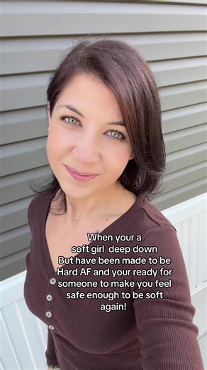 Glow In Your Dark (@glowinyourdark)’s video of gentle girl