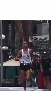 "Dieses Video beweist die Liebe zwischen Vater und Tochter. Er sah aus, als wollte er aufgeben, bevor er die Ziellinie überquerte. Aber in diesem Moment erschien seine Tochter ❤️" | Beste Mutti