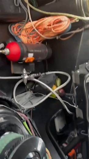Nouvel essai de la pile à hydrogène vert à bord 🔋 L'équipe d'Arnaud a réalisé une nouvelle charge des batteries grâce à la pile à combustible qui transforme l'hydrogène vert des bombonnes en électricité. Les essais ont été à nouveau concluants avec ces bouteilles de 7 litres. Les données seront recueillies dans une boîte noire qui sera analysée à leur arrivée. Cette expérimentation va nous aider à développer notre étude sur l'utilisation d'hydrogène vert à bord des bateaux de courses. Ce systèm