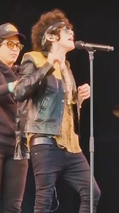 A memories moments ❤️ @iamlpofficial Cover: "Don't Let My Down" ❤️❤️🎙🎶 . #iamlpofficial #LP #lpsinger #lpsing #lpconcert #lplive #lpfan #lpfans #lpfansfamily 💗💗 Always with you ❤️ . | Marcela Jurenkova