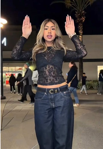 Cómo crear este video de baile IA tan viral? En realidad, es súper sencillo. Solo necesitas una foto y es completamente gratuito. Hoy te lo enseñaré paso a paso, de la mano. How to create this trending AI dance video? It's actually super easy. All you need is one photo, and it's completely free. Today, I'll teach you step by step. AI dance video AI dance effect AI photo filter How to make AI dance video AI dance tutorial for beginners AI dance software free AI dance generation prompt AI dance fr