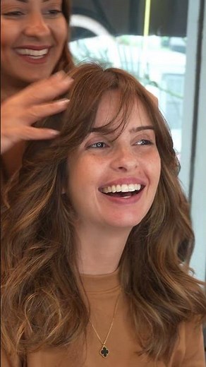 Cabelo castanho claro iluminado com mechas em tom avelã caramelo.