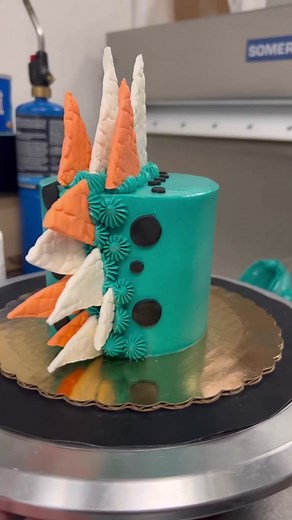 Dinosaur cake time! #sugarlabbakeshop #dinosaurcake #buttercreamcake #fondant #ventura #venturabakery #cakedecorating #cakedecorator #cakevideos #cake