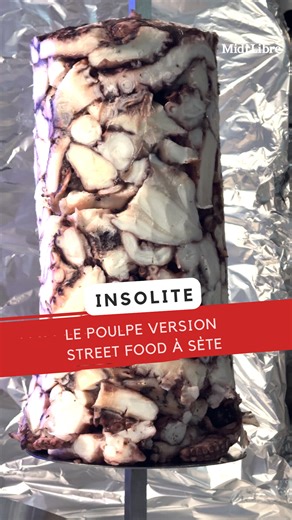 🐙 On ne s’attendait pas à ça ! À Sète, une nouvelle star gourmande fait fondre les papilles pour 12€: la pita au carpaccio de poulpe, signée Ze Thau’Nade. Pain pita noir à l’encre de seiche, poulpe tranché à la broche, roquette, olives noires et touche d’aïoli doux — un mélange explosif qui séduit autant les Sétois que les visiteurs. Derrière cette création, Jo et Nico, deux amis passionnés de mer et de gastronomie, qui réinventent le poulpe façon street food. | Midi Libre