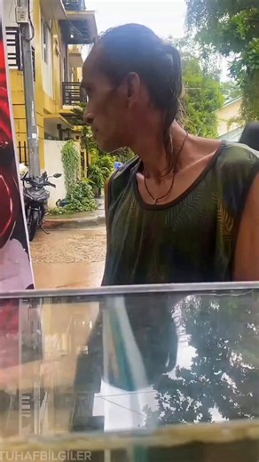 Satıldığında, ekmek için karşılık geldiği paranın kat kat fazlası eder. Hattat Hafız Osman'a atfedilen bir hikaye vardır. Kayığa binecekken parasının olmadığını fark eden hattat bir vav harfi yazar, ücret yerine verir, kayıkçı da kabul eder. Kayıkçı aslında iyilik yapmıştır.