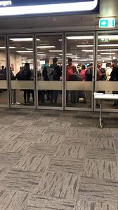 Hundreds of people have lined up to get through the International Arrivals area at Sydney airport this morning. 📹: @sally_prosser | Twitter If you need to self-isolate: ✔️ Stay home for 14 days ✔️ Make arrangements with work, school and childcare ✔️ Practise good hygiene ✔️ Limit physical contact with those you live with ✔️ Speak to your doctor if you’re unwell More info at Australian Government Department of Health | ABC Sydney
