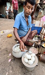 Dinesh Boiled egg fry on footpath at Barabazar | Chaska Food Ka