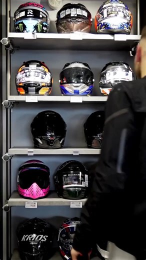 Tu as du mal à choisir ton casque de moto? 🏍️ Rends toi vite chez Motoblouz.com pour découvrir toute la gamme ! 👀🔥 Tu trouveras ton bonheur à coup sûr ❤️ ✅Paiement 3 x sans frais ✅Retour gratuit pendant 2 ans (Si si je te jure) ✅Livraison rapide Passes ta commande, reçois là, et ensuite : Plein gaz ! 🔥 | Motoblouz