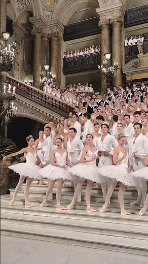 La photo officielle du Ballet de l'Opéra sur le grand escalier du Palais Garnier 🤩 #operadeparis