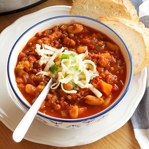{New!} This Crock Pot Vegetarian Chili is so delicious and filling, and it's the perfect healthy weeknight meal! Recipe here: http://www.thebusybaker.ca/2017/01/crock-pot-vegetarian-chili-slow-cooker.html | The Busy Baker