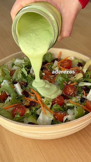 El MEJOR ADEREZO para las ENSALADAS 🥗 ▪️1 aguacate ▪️150g yogur griego ▪️100g parmesano ▪️Cebollino al gusto ▪️Aceite de oliva VE al gusto ▪️Un toque de limón #Receta #recetas #comidasaludable #ensalada #aderezo #aderezos #comidasaludables #cenasaludable #ensaladas | Carmen_iri