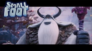 Ne contredis pas les pierres... - 5ème extrait du film Smallfoot (2018) (Yéti & compagnie) Extrait également disponible sur Youtube : https://www.youtube.com/watch?v=PVbvoTUGOa0 Lien playlist d'extraits du film : https://www.facebook.com/watch/61579407093479/859449469798730 Résumé : " Basé sur un livre intitulé Yeti tracks de Sergio Pablo, le film retrace le voyage d'un jeune yéti appelé Migo (Channing Tatum), qui après avoir rencontré un pilote de crash, se rend compte que le petit pied (alias 