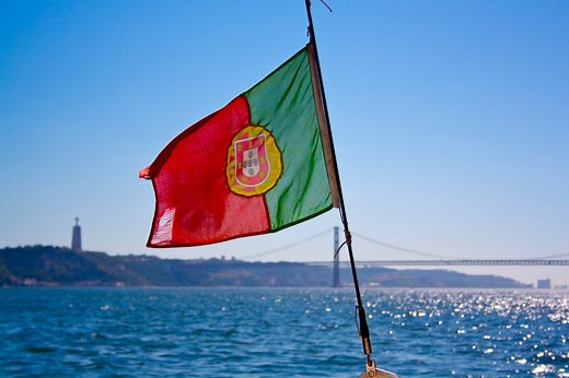Le drapeau portugais : origines et significations de ses couleurs