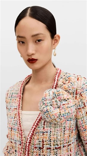 𝐈𝐃 𝐒𝐇𝐎𝐏𝐏𝐄𝐑 𝐂𝐎𝐍𝐂𝐄𝐏𝐓 | Chanel Spring/Summer 2026 A season where lightness meets legacy. Airy silhouettes, refined tweeds, fluid movement, and a palette softened... | Instagram