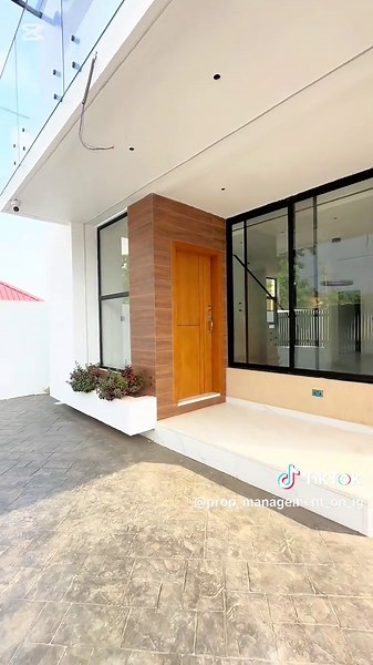 A home defined by space, style and smart design. 4 bedroom duplex brings together modern aesthetics and functional living for the perfect residential experience Features:Spacious living area • Dining • Modern kitchen with store & laundry • 4 en-suite bedrooms • powder room • Communal swimming pool • Gym • Kids' play area Location 📍Adenta Asking Price : $290,000 USD Reach out on 0241681607 to arrange for viewing #housesforsaleinghana #foryoupage❤️❤️ #interiordesign #ghanatiktok🇬🇭 #fypシ゚