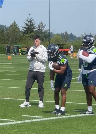 #Seahawks first-round pick Jadarian Price in one of his first NFL running-back drills with new Seattle RBs coach Thomas Hammock.Start of rookie minicamp with the Super Bowl champions here in Renton.⁦@thenewstribune⁩ @933KJR