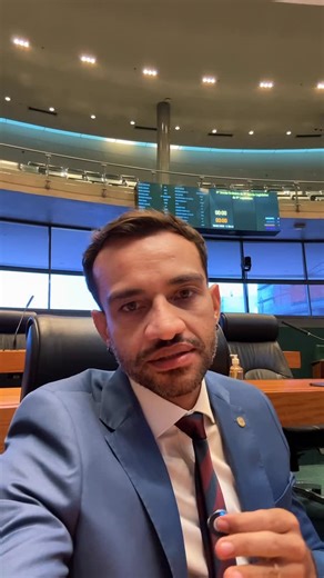 Fábio Felix on Instagram: "O silêncio de hoje não condiz com a revolta das pessoas na rua. Contem comigo pra cobrar quantas vezes for preciso a investigação do caso BRB-Master ✊🏽"