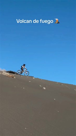 #volcano #volcanoeruption #hiking #biekers🏍️ #losvolcanes #trepacerros