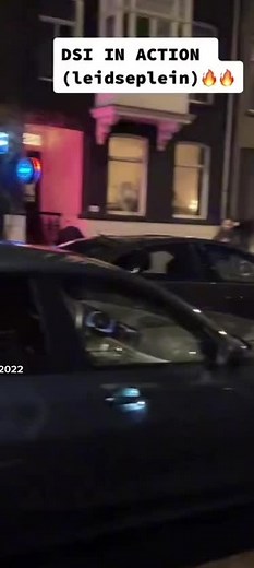 An armed Dutch DSI officer responding to the hostage situation in Amsterdam 🇳🇱 Amazing work guys 👏✖️ . ✔️ follow @alphacops 📦 www.alphacopsofficial.com #fitcops #swat #leo#policeman #policeofficers #politie #thenetherlands #fitleo #sheepdog#dienstspecialeinterventies #specialforces #serveandprotect#thinblueline #dutchpolice #gijzeling #hostage #specialassistanceunit #amsterdam #applestoreamsterdam #policefitness #alphacops #dsi