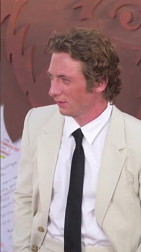 Jeremy Allen White in new neutrals at “The Bear” premiere in L.A. A bespoke #calvinklein look.