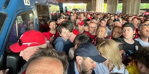 Caos a Saint-Denis: ingresso dei tifosi del Liverpool bloccato e partita slittata