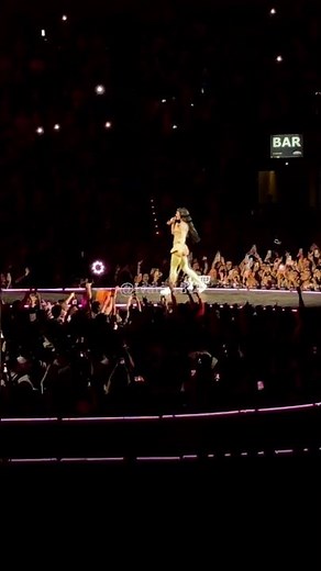 #KatyPerry cantando "I Kissed a Girl" durante el #LifetimesTour en Barcelona | #Shorts