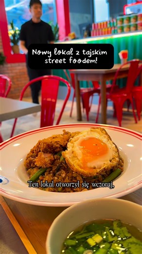 Gdzie zjeść w Warszawie?• Restauracje • Warszawa on Instagram: "Ten nowy lokal z tajskim street foodem to must-try! Klimat robi robotę, a smaki rozwalają system. 🔥❤️ Niestety mango sticky rice nie było, ale mam nadzieję, że uda się spróbować następnym razem. Jeśli ta relacja Ci się spodobała, zostaw ❤️ + zapisz, żeby wrócić do niej później✨ Zdecydowaliśmy się na: •Khao Pad Kra Pao z chrupiącym kurczakiem- 38 zł •Dry Khao Soi z chrupiącym kurczakiem- 39 zł •herbata jaśminowa - 19 zł Obserwuj mój