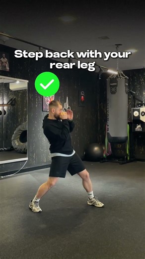 Pull back right: rear step, weight back, chin down 🥊#boxingtraining #defense