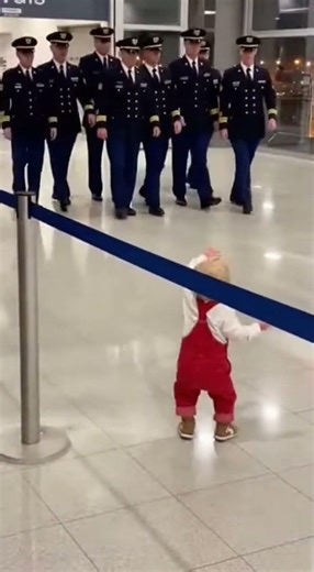 The Moment Dad Saw His Son 🥺👨‍✈️ #4kvideo #airportreunion #militarydad #army