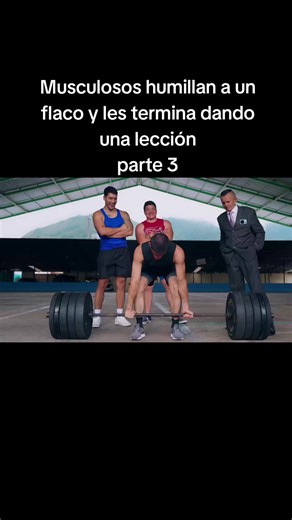 Musculosos humillan a un flaco y recibe lección final