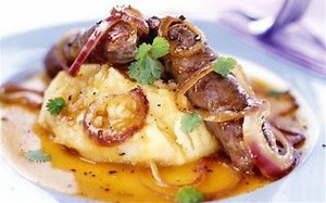 Saucisses de Toulouse aux oignons et purée de pommes de terre