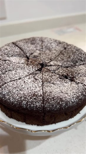 りーさ on Instagram: "濃厚ガトーショコラ🫶❤️ . 底が抜ける18cmのケーキ型 ・クーベルチュールチョコ 100g ・無塩バター 80g ・砂糖 70g ・卵黄 4個分（Mサイズ） ・生クリーム 50ml（動物性） ・薄力粉 20g ・ココアパウダー 60g ・卵白 4個分（Mサイズ） ・砂糖 70g（メレンゲ用） ・粉糖 お好みでかけてね！ . 180度に予熱したオーブンで、45分焼いてね！ . 【メレンゲを立てる時のコツ】 ・冷えた卵白を使ってね！ ・ボウルやハンドミキサーに、油分や汚れなど付いてたら泡立ちにくいから、清潔なものを使ってね！ ・卵黄が入ってると泡立たないから、卵黄は少しでも入れないでね！ . #ガトーショコラ#本命チョコ#バレンタイン"