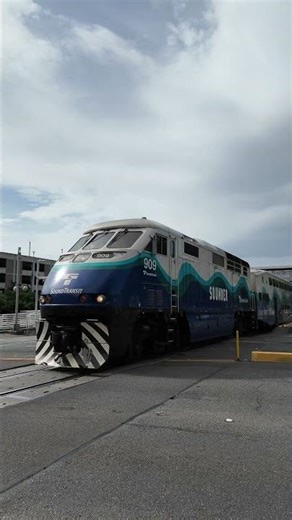 Sounder Passenger Train Departs Seattle Area Train Station! #shorts #railroadcrossing #kent #wastate