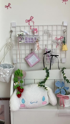 𝗗𝗔𝗜𝗦𝗢 のワイヤーネット収納を取り付け たくさん壁に掛けたりしたいので これならたくさん飾ってデコれる✨ しかも強力タイプのネオジム磁石がくっつく🧲ˎˊ˗ ワイヤーネット専用フックよも オールステンレスフックが好みです♡ ネットとカゴの𝗰𝗼𝗹𝗼𝗿はホワイトに統一 圧迫感もなくどんなお部屋に合います🤲🏻💫 ✼••┈┈┈┈••✼••┈┈┈┈•• 𝗜𝘁𝗲𝗺 𝗱𝗲𝘁𝗮𝗶𝗹𝘀 【𝗗𝗔𝗜𝗦𝗢】 🏷️ #daiso購入品 #ワイヤーネット収納 #簡単diy #収納アイデア #見せる収納 #ネオジム磁石 #カラフルインテリア #100均インテリア #お部屋作り