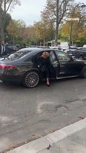@pamelaanderson arrive at her hotel after attending Mugler show #pamelaanderson #reels #model #parisfashionweek #fashion #vendettadailly | Vendetta dailly