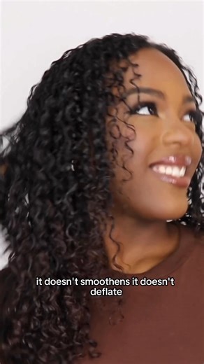 Keratin doesn’t mean flat hair, it means SMOOTH hair ❤️✨ There’s a huge difference! A keratin treatment works by smoothing and sealing the cuticle, which reduces frizz and boosts shine… but it doesn’t kill your volume or leave your hair stuck to your head. Think polished, not pin-straight. Think silky, not lifeless. Think healthy, not heavy. ❤️ If your hair normally has body, curls, or waves, keratin just makes them smoother and more manageable, not erased. Keratin = smooth, frizz-free, touchabl