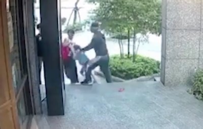 Mom hailed as a hero for fighting off child snatcher