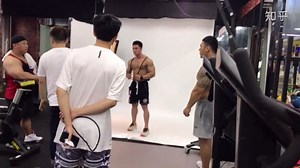带你了解肌肉男模日常拍摄现场，教你如何摆pose最上镜！
