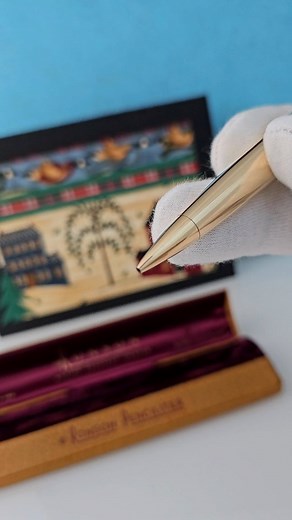 🇺🇸 The "Penciliter" Lighter and Pen by Ronson [1930/40s] 🇺🇸 — What a pleasure to start this new year by unboxing this lovely and vintage "Penciliter". Manufactured by Ronson in the 1930/40s, it features the famous automatic ignition mechanism of the company and can also be used as a pen with an included eraser. . . #usa #lighters #fire #unboxing #pen #accessories #relax | Jad Fardoun