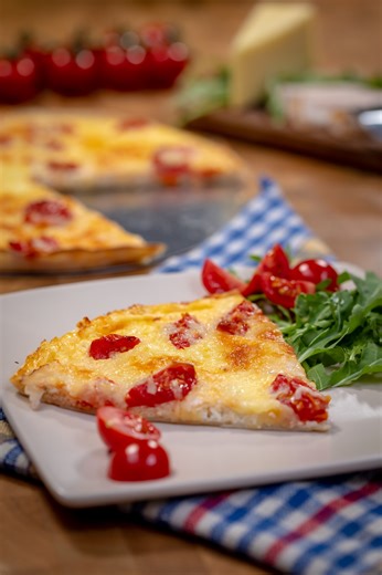 Nem kell lemondanod a pizzáról akkor sem, ha diétázol. Íme a megoldás! Ezzel a gyors és egészséges pizza helyettesítővel nem kell számolnod a kalóriákat. A receptet itt találod: https://www.mindmegette.hu/recept/tortillapizza #tortilla #tortillapizza #pizza #mindmegette #receptvideo | Mindmegette.hu