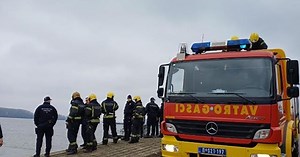 Prve slike sa mesta na kom je auto sleteo u Dunav: Vatrogasci na Adi Huji izvlače vozilo