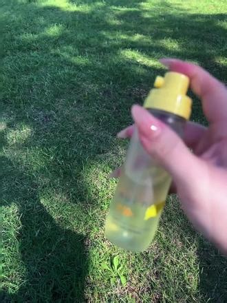 大太阳底下暴晒两小时，居然没黑？！☀️ 今天这天气，出门五分钟流汗两小时🥵。 本来以为要晒成炭了，还好出门前狂喷了这个妞妞防晒喷雾。 它是那种很清透的水感，喷在身上凉凉的，瞬间降温的感觉太爽了❄️！ 而且成膜超级快，完全没有那种黏糊糊沾衣服的感觉。 刚才在公园玩了一下午，回来照镜子居然还是亮亮的✨！ 这防晒力我是服气的，不管是军训还是旅游，带上它准没错！🎒 户外防晒 #军训防晒 #清爽不油腻
