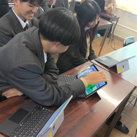 木曽川高等学校公式アカウント on Instagram: "本日７限の総合的な探究の時間では先週に引きつづき様々な分野の講義を受けました。 「数学や理科を学ぶ意味」「メタバースや生成AIがどんな世界をつくるのか」など、今に即した刺激的な内容でした。 さらに、「アントレプレナーシップ」を加えました。担当していただいたのが、産学連携の副部門長であり、起業部の顧問である上原教授と、その教え子の小和田さん。 小和田さんは土木工学の知識をもとに、全国で問題となっている老朽化した橋や道路（社会インフラ）をスピーディーに改善する策を考えています。そのアツい語りにはビックリ。😮学びを社会に生かす姿がよく伝わってきました。 岐阜大学の皆さん、ありがとうございました！😊 講師の皆さんが伝えたかったこと ・求めて学ぶこと ・学びは楽しいし、誰かを幸せにする力になること 外部の方の力も導入しながら、ワクワクする学びを創っていきます。😂 岐阜大学の先生方、無理なお願いにもかかわらず、丁寧におこたえいただきありがとうございました！ #木曽川高校 #総合的な探究の時間 #主体的・対話的で深い学び #メタバース