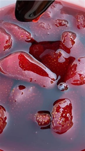 804K views · 10K reactions | Reçel Luleshtrydhe  Përbërësit : 2 kg. luleshtrydhe 1 kile e 500 gr. sheqer 2 feta limoni Video Receta në YouTub | Kuzhina e Albes | Facebook