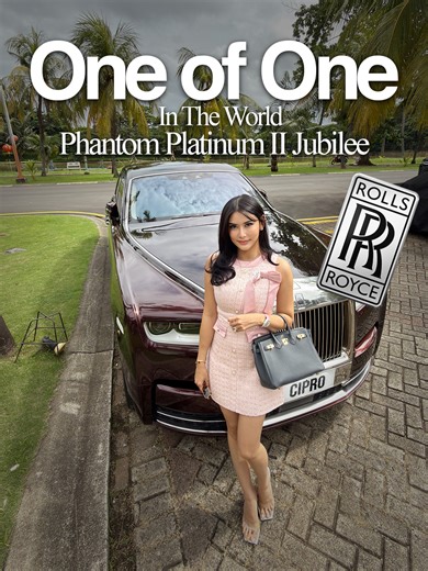 One of One Rolls Royce Phantom Platinum II Jubilee Edition ✨ Kesempatan langka, saya dipercaya bisa ikut menikmati naik Luxury car, salah satu unit langka Rolls-Royce Phantom Platinum II Jubilee untuk review rumah ini. Owner-nya sangat baik, humble, dan super fun. Fun fact mobil istimewa ini juga pernah direview oleh @fitra.eri sekitar 2 bulan yang lalu. Tidak hanya itu, sang owner juga memiliki koleksi mobil mewah lainnya, termasuk Ferrari SF90 Spider. 🔥 Exclusive listing Luxury Residence 📍 T