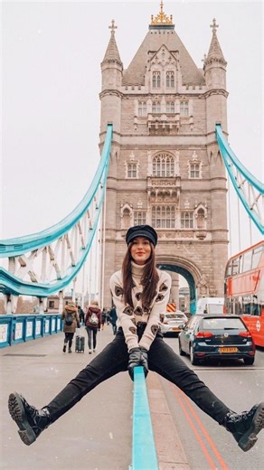 memes on Instagram: "日本利用压电瓷砖将脚步转化为电能。这些瓷砖捕捉来自你脚步的动能。当你行走时，你的重量和动作会对瓷砖产生压力。瓷砖会轻微弯曲，从而产生机械应力。瓷砖内部的压电材料将这种应力转化为电能。每一步都会产生少量电荷，而数百万步结合在一起就能产生足够的电力来驱动 LED 灯、数字显示屏和传感器。在像涩谷车站这样繁忙的地方，每天大约有 240 万个脚步为这一系统作出贡献。这些电能可以被储存或立即使用，从而减少对传统电力来源的依赖，并支持可持续的城市基础设施。这种方法将日常运动转化为实用的可再生能源 #日本 #知识 #事实 #你知道吗 #推荐 #科技 #创新 #历史 #技术 #实验 #热门 日本利用压电瓷砖将脚步转化为电能。这些瓷砖捕捉来自你脚步的动能。当你行走时，你的重量和动作会对瓷砖产生压力。瓷砖会轻微弯曲，从而产生机械应力。瓷砖内部的压电材料将这种应力转化为电能。每一步都会产生少量电荷，而数百万步结合在一起就能产生足够的电力来驱动 LED 灯、数字显示屏和传感器。在像涩谷车站这样繁忙的地方，每天大约有 240 万个脚步为这一系统作出贡献。这些电能可以被储